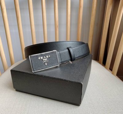 Prada 普拉达 专柜最新款 这款百搭配饰定格简约而考究的设计 优雅的Saffano皮革交叉平行线纹理平添别样的微妙韵致 标识性的金属刻字徽标点缀搭扣 宽3.