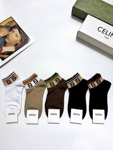 配包装 一盒5 双 芬迪Fendi 经典字母Logo 纯棉短袜 ，Ins超火爆短袜，纯棉面料，网眼透气， 潮人必备 ，经典配色 个性时尚百搭款，你值得拥有哦