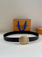 3.4宽 本款 Lv Heritage 双面腰带以粒面和素净皮革分饰两侧，再借纹理丰富的金属搭扣升华典雅格调。锥形末端续写现代简约之笔 金属件 双面 西班牙制造