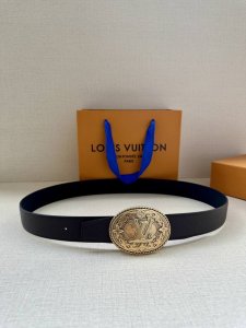 3.4宽 本款 Lv Heritage 双面腰带以粒面和素净皮革分饰两侧，再借纹理丰富的金属搭扣升华典雅格调。锥形末端续写现代简约之笔 金属件 双面 西班牙制造