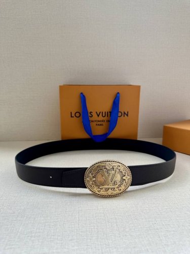 3.4宽 本款 Lv Heritage 双面腰带以粒面和素净皮革分饰两侧，再借纹理丰富的金属搭扣升华典雅格调。锥形末端续写现代简约之笔 金属件 双面 西班牙制造