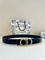 宽度3.5 Cm Dior 迪奥两面腰带款式迷人多样，采用多种材质精心打造，为各式廓形增添点睛之笔，彰显优雅醒目的气质。向迪奥钟爱的细节艺术致敬，彰显非凡的高雅