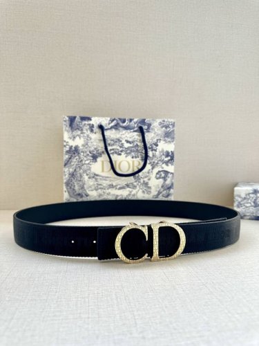 宽度3.5 Cm Dior 迪奥两面腰带款式迷人多样，采用多种材质精心打造，为各式廓形增添点睛之笔，彰显优雅醒目的气质。向迪奥钟爱的细节艺术致敬，彰显非凡的高雅