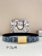 特 宽度4.0Cm Dior 这款 40 毫米双面腰带结合典雅气质与摩登风范。双面设计，一面采用海军蓝色 Cd Diamond 图案帆布，另一面采用同色调光滑牛