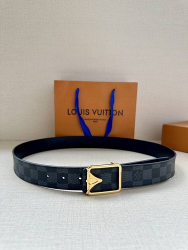 Lv Initiales3.4宽腰带取材 Monogram Eclipse 帆布和素净牛皮，为标志性 Lv 搭扣描绘摩登哑光质感，可令任意造型展露典雅意味 Mo