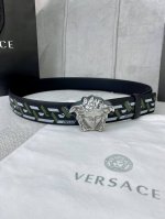 宽度4.0 Cm Versace 范思哲 此款经典的versace腰带由柔软的小牛皮制成，饰有la Greca印花，并配有3D美杜莎腰带扣。