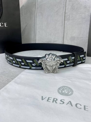 宽度4.0 Cm Versace 范思哲 此款经典的versace腰带由柔软的小牛皮制成，饰有la Greca印花，并配有3D美杜莎腰带扣。