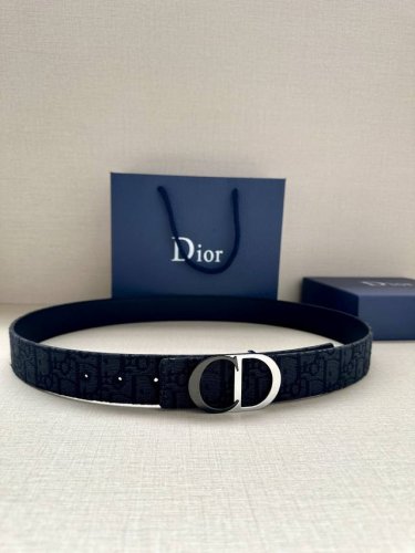 特 宽度3.5Cm Dior 这款腰带扣是 Dior 新款单品，延续经典设计，采用“Cd Icon”标志造型。黑色哑光涂漆和金属覆层黄铜形成鲜明的对比。可与各式