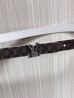 Lv Mini Flowergram 双面腰带取材缝线皮革和 Monogram 帆布，以尖瓣 Monogram 花卉搭扣映衬榄尖形腰带末端，为纤细设计注入柔美风
