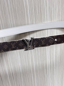 Lv Mini Flowergram 双面腰带取材缝线皮革和 Monogram 帆布，以尖瓣 Monogram 花卉搭扣映衬榄尖形腰带末端，为纤细设计注入柔美风