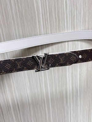 Lv Mini Flowergram 双面腰带取材缝线皮革和 Monogram 帆布，以尖瓣 Monogram 花卉搭扣映衬榄尖形腰带末端，为纤细设计注入柔美风