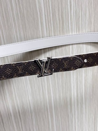 Lv Mini Flowergram 双面腰带取材缝线皮革和 Monogram 帆布，以尖瓣 Monogram 花卉搭扣映衬榄尖形腰带末端，为纤细设计注入柔美风