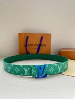 特 Lv Initiales 4.0宽双面腰带是 年春夏男装系列的配饰。Taga 皮革触感柔软，与另一面的Monogram 帆布碰撞色彩。同色 Lv 字母以抛光