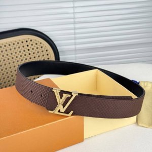 特 。 Lv Dimension 4.0腰带将经典格调引入新颖尺幅设计。皮革压印 Lv 字母、与纤秀 Lv 字母搭扣相映成趣，令品牌标识低调完成潮流蜕变