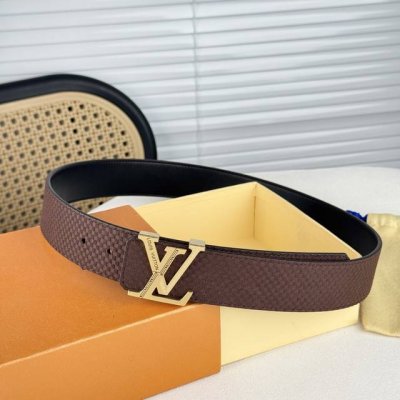 特 。 Lv Dimension 4.0腰带将经典格调引入新颖尺幅设计。皮革压印 Lv 字母、与纤秀 Lv 字母搭扣相映成趣，令品牌标识低调完成潮流蜕变