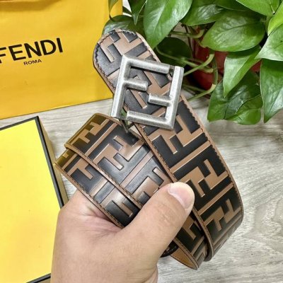 图片包装+10 Fendl 芬迪 专柜同款 宽40Mm 标志造型宽皮带。钉扣式带扣。棕色小牛皮制成。印有浮雕手绘黑色与棕色 Ff 图案。镀金表面金属制品，品质保
