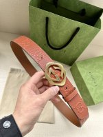宽度4.0Cm Gucci 这款单品将品牌的过去与未来贯通在一起，以现代风格的全新设计诠释了经典设计元素。Guccio Gucci字母交织图案巧妙融入纹理和材质
