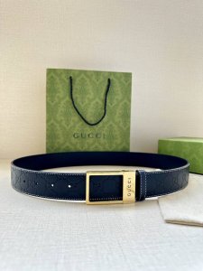 宽度4.0Cm 搭配原版皮带扣 、腰带以采用热压印技术的Gucci Signature皮革精制而成，触感厚实，印花图案清晰分明。反射Gucci Signatur