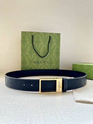 宽度4.0Cm 搭配原版皮带扣 、腰带以采用热压印技术的Gucci Signature皮革精制而成，触感厚实，印花图案清晰分明。反射Gucci Signatur