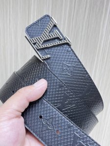 特 4.0宽，当季新款 双面进口牛皮，一面印网格，一面平纹，搭配精品条纹扣，官网同步