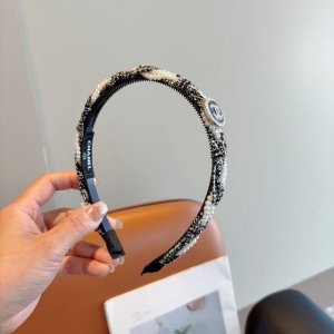 配包装 Chanel 香奈儿 新款珍珠小香发箍，复古头箍，网红爆款推荐 搭配高端材质，超精致，时尚百搭。