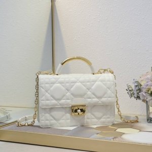 大号 Dior Ange 手袋奶白色牛皮 超大藤格纹 以优雅时尚的美学风格开启 Dior 的全新系列 以超大藤格纹缉面线，硬挺的复古金色饰面金属顶部手柄镌刻以