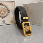 品名：Versace.范思哲 材质：原单牛皮腰带 百分百头层牛皮腰带保证真皮，24K纯钢扣，专柜原单品质、做工精细，时尚大牌，送人自用首选 包装： 请认准如图专