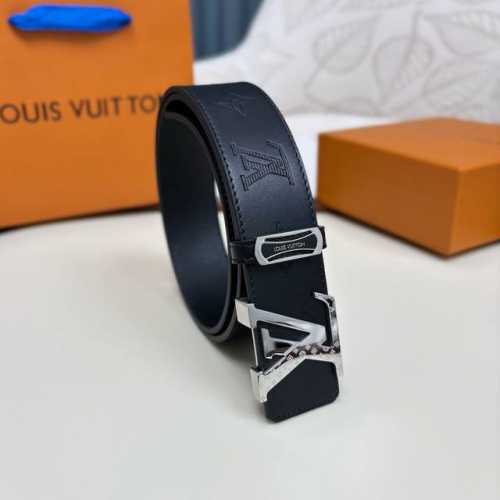 精品4.0纯钢雕花扣 批￥ 配全套包装 品牌：L V海外原单 扣头材质：精品实心钢扣 带身材质正面：40Mm宽度采用双面进口原版皮腰带，真空电镀五金扣头实物拍摄