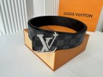 知名奢侈品牌Lois Vuitton的品牌皮带。带身采用了经典黑色和标志性Lv图案设计 双面可用，高辩度字母Logo金属扣，展现出优雅与奢华的风格，适合各种正式