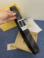 品牌 巴宝莉 特 描述 经典系列新品腰带，采用小牛皮材质，完美搭配手工车线，经典配色，可搭配商务西装或更为休闲的造型。腰带为法国尺寸，请在购买前参阅腰带尺寸指南