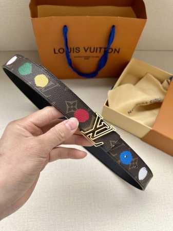 3.0宽 Lv X Yk Lv Initiales Painted Dots 双面腰带出自路易威登 X 草间弥生合作系列，将这位日本艺术家的经典波点复现于 Mo - 点击图像关闭