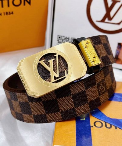 皮带：Lv..路易..威登顶级复刻. 腰带：原单品质百分百头层牛皮，保证真皮。雕花镂空工艺.真空电镀.永不掉色.24K纯钢扣头层老花，黑格，棕格，黑花，格仔系列