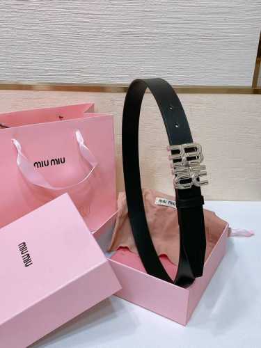 缪缪miumiu 古金扣宽度：3Cm这款皮革腰带是提升别致造型品味的理想之选。醒目的标志性徽标装点搭扣，营造精致撞色与纹理金属徽标搭扣搭扣饰醒目徽标