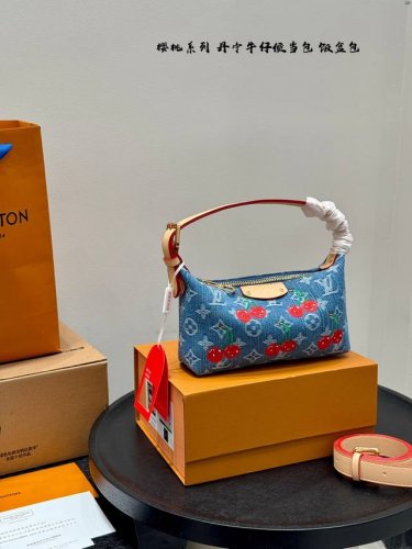 折叠礼盒 Size：20*11Cm Lv 樱桃系列 丹宁牛仔 手提饭盒包便当包 日夜盼望终于等到你回归 而且这次回归了一整个航海系列，每只我都好爱 所以不用着急