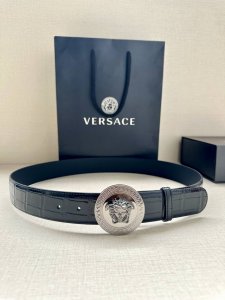 宽度4.0Cm 范思哲 此款腰带饰有标志性的versace美杜莎头像扣，彰显品牌格调。是一款精美的衣橱必备单品。