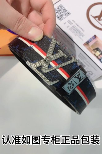 皮带：LV..路易..威登原单 腰带：百分百头层牛皮，保证真皮。24k纯钢扣双面可用专柜同等质量， 送人自用首选 包装： 请认准如图专柜包装，赠送打孔器，银联发