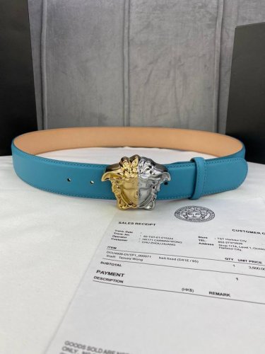 宽度4.0Cm Versace 范思哲 此款柔软的皮带饰有金、银双色3D美杜莎腰带扣，可搭配正装或休闲牛仔装。