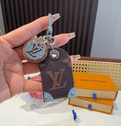 路易威登Lv钥匙扣挂件M641 Travel Tag包饰与钥匙扣彰显游牧精神，向路易威登制箱传统致敬，该配饰由奢华材料制成，饰有Lv首字母和圆形Lv标识坠饰。可
