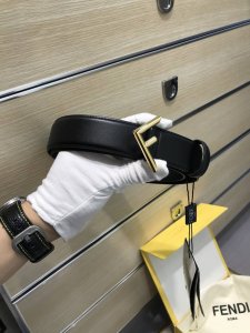 特 配送专柜包装 打孔针 新款 Fd 宽35Mm 支持Nfc 芯片扫描，标志造型皮带，原版圆柱F“福到”铆钉扣，进口原版 黑色小牛皮制成，镀金表面金属制品，品质