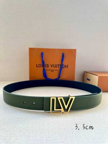 特 宽度3.5Cm Lv Attract 双面腰带拥有微弧形边缘和摩登形状末端，再为金属 Lv 搭扣融入螺旋结构。经典色彩和不同纹理呈现两式风尚，实现多种造型可