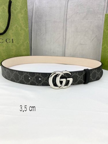 宽度3.5 Cm Gucci Marmont系列每一季都会推陈出新，为灵感源于70年代的标志性gg配件注入现代精髓。Supreme帆布印花 腰带反面采用黑色皮革