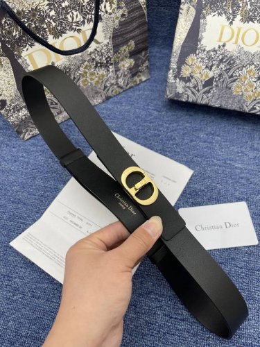 迪奥550 3.0Cm 特 这款 30 Montaigne Avenue 腰带从同名手袋汲取灵感，采用黑色光滑 牛皮革精心制作，质感柔软，设计优雅，饰以富有光泽