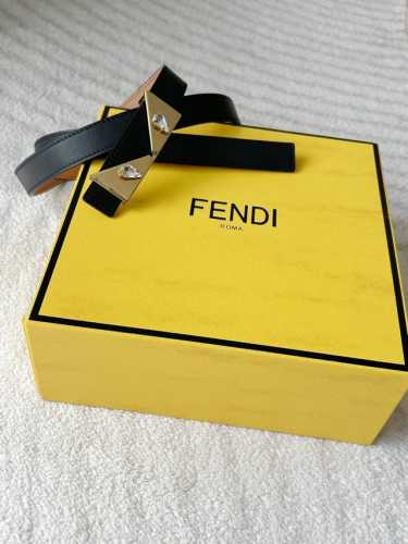 特 Fendi 芬迪 女士小腰带 宽2.0Cm 头层粒面牛皮内衬磨砂皮 独特造型五金搭扣