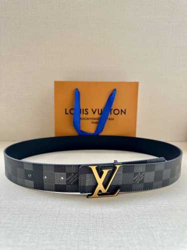 特 Lv 4.0宽Initiales Damoflage 双面腰带巧妙融入 Pharrell Williams 打造的像素化 Damoflage 图案，以深邃色