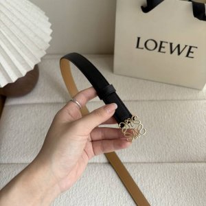 走量款 重磅来袭 Loewe 鹅卵石纹牛皮腰带。Anagram搭扣 Anchor腰带扣 宽2.0Cm，五孔调节。黑色 金扣