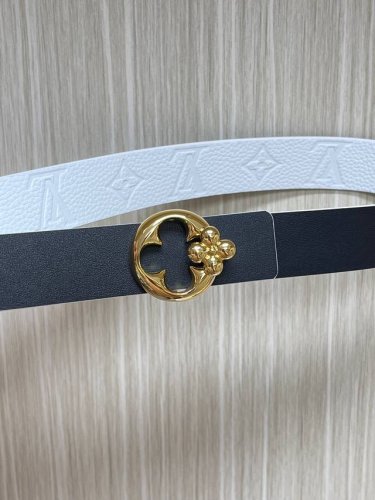 3.0宽 女士无线腰带，当季新款，一面白色进口牛皮印花，一面进口小牛皮平纹，搭配精品钢扣。实拍图。