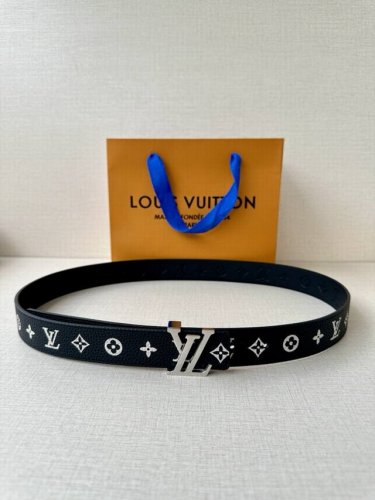 3.0宽Lv 双面荔枝腰带以新颖视角解读路易威登经典元素 Monogram Empreinte 压纹皮革含蓄流露品牌气息，翻转即现 Monogram 压花一面