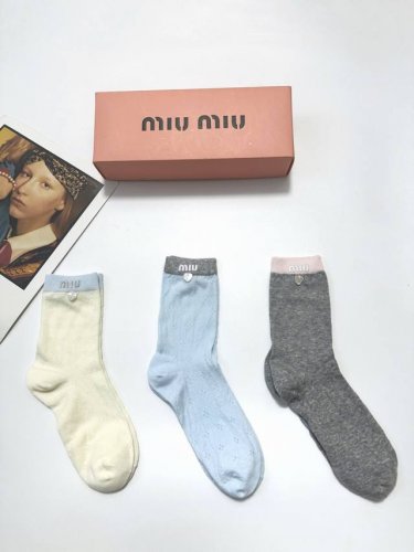 配包装 一盒3双 缪缪 Miumiu 经典字母Logo 纯棉中筒袜 ，Ins超火爆薄款空调袜，纯棉面料，潮人必备 ，经典配色 个性时尚百搭款，你值得拥有哦
