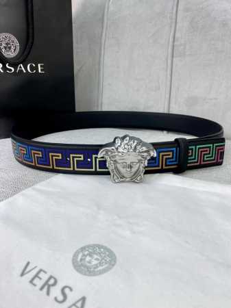 宽度4.0 Cm Versace 范思哲 此款经典的versace腰带由柔软的小牛皮制成，饰有la Greca印花，并配有3D美杜莎腰带扣。 - 点击图像关闭