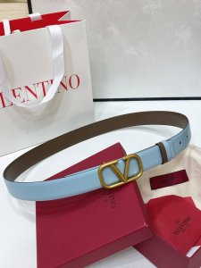 Vlogo Signature可双面佩戴小牛皮腰带 - 黄铜Vlogo Signature搭扣 -外层金属质感小牛皮 -内部亮面小牛皮 -宽度：3厘米